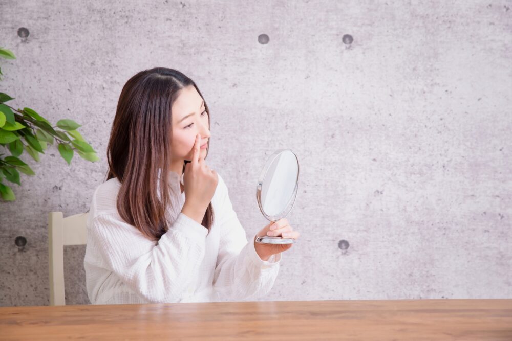 鏡を見る女性