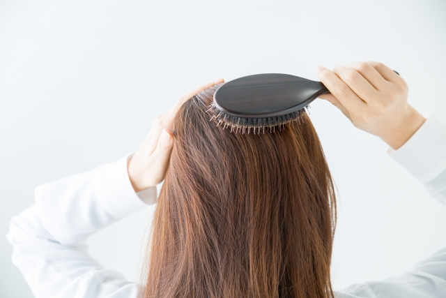 頭皮ケアにおすすめのヘアブラシ|種類&髪質別の選び方