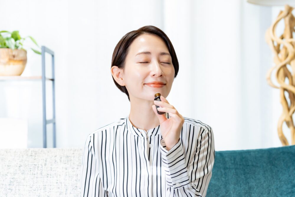アロマの香りを嗅ぐ女性