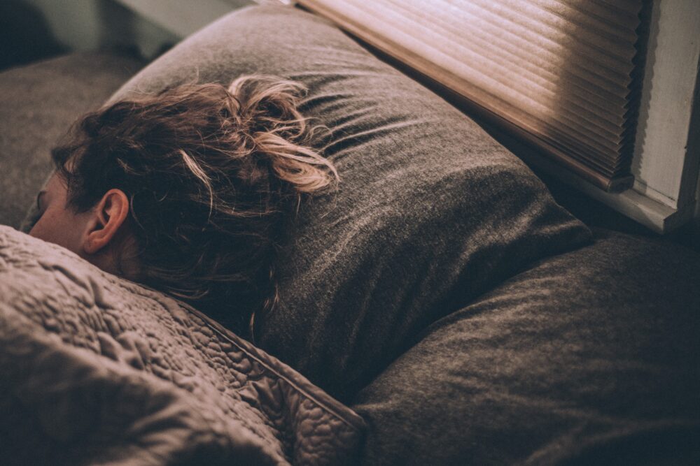 ベッドで眠る