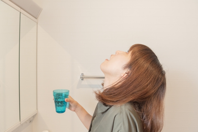 うがいをする女性